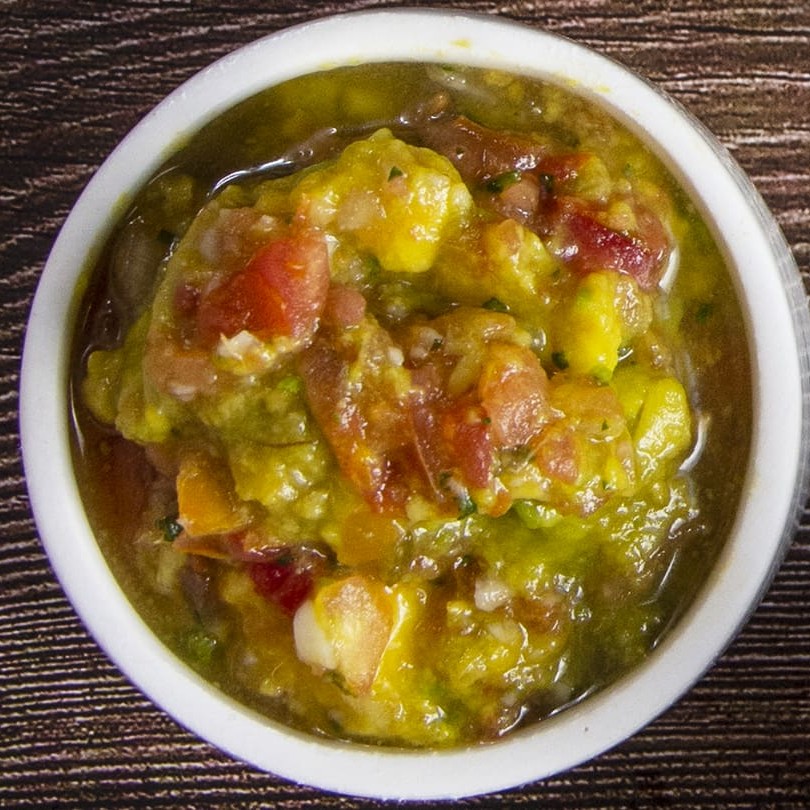 Abacate, tomate, alho, cebola, pimenta jalapeño, coentro e suco de limão