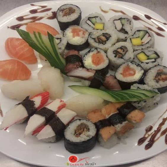 Niguiri (3 salmão, 2 polvo, 3 skin, 3 kani, 2 camarão, 3 peixe branco) makimono (4 califórnia, 4 filadélphia, 4 uramaki).