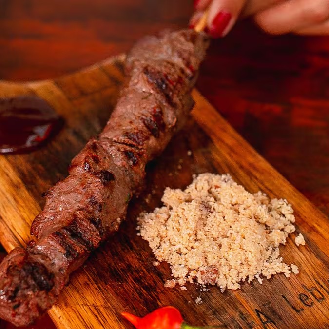 Delicioso Espeto de Fraldinha (aprox. - 100gr).
Acompanha Farofa de Bacon  e Molho Barbecue.