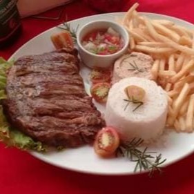 O '305 - Mine Steak Grill' é uma maravilha culinária da categoria 'Mini Refeições'. Consiste em um prato bem servido com arroz branco e flutuante, acompanhado de um molho vinagrete fresco e revigorante. A farofa crocante adiciona uma textura única ao prato, enquanto o feijão preto ou tropeiro, fervido até a perfeição, acentua os sabores. Você tem a opção de complementar a sua refeição com batatas fritas perfeitamente douradas e crocantes ou com uma salada verde fresca e vibrante. Uma combinação perfeita para uma refeição rápida, mas substancial e deliciosa.