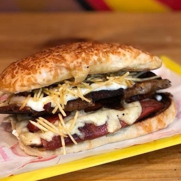 Esse delicioso hotdog vai com a saborosa salsicha da casa, mussarela gratinada na chapa, o molho mais famoso que é a maionese grill, requeijão cremoso, bacon bem fritinho e pra finalizar e ficar na ¨ crocancia aquela batata palha que não pode faltar.