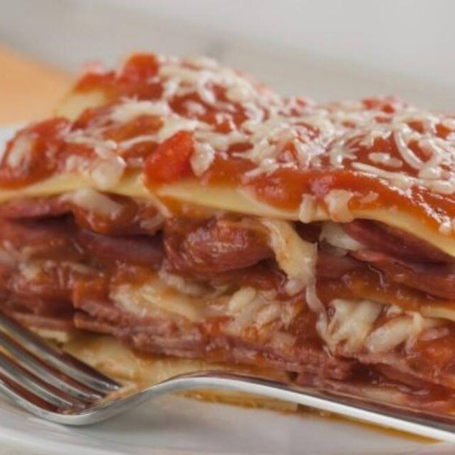 Deliciosa & Saborosa Lasanha de Calabresa c/ Bacon + Arroz + Fritas + Coca-Cola 200ml