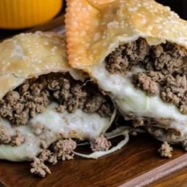 Pastel de 20cm, recheio de carne moída com cream cheese da Catupiry .