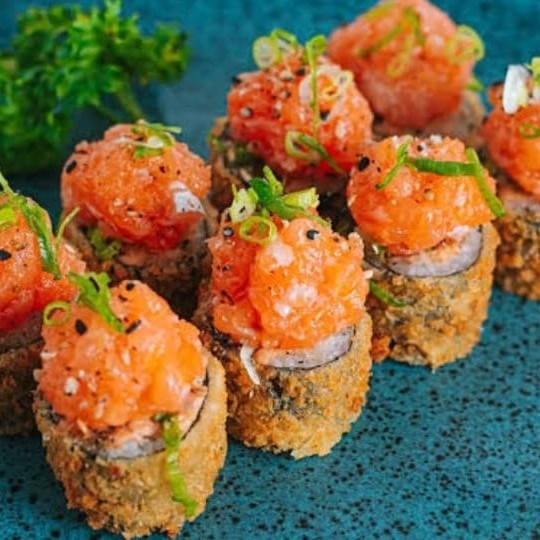 Alga arroz cream chesse salmom cebolinha empanado é frito salmom batido por cima