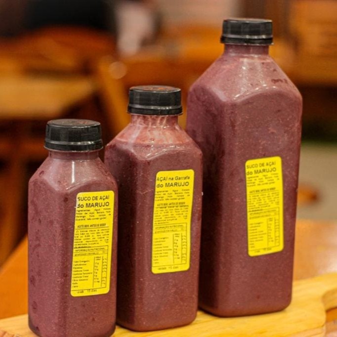 O açaí é um fruto rico em antioxidantes, vitaminas e minerais muito popular no Brasil.  Entãoo, que tal juntar o útil e agradável dessa maravilha com nosso Suco de Açaí! Você pode desfrutar de diversos benefícios dessa delícia para boa forma e saúde! *Batido com morangos e bananas 100% frutas.