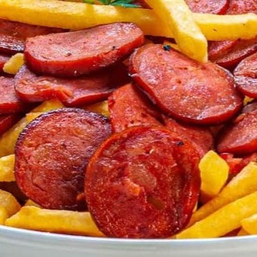 Batatas fritas douradas e crocantes, servidas com calabresa saborosa.