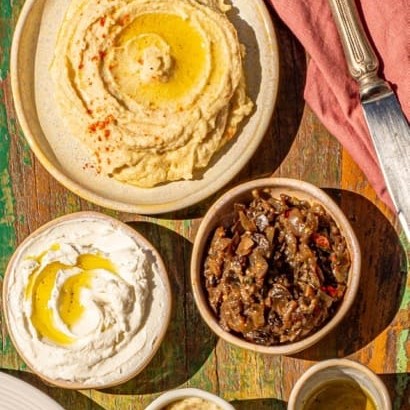 Esse é perfeito para compartilhar! Bandeja com nossas pastinhas deliciosas (todas as opções), quibe cru temperadinho e molho toum (emulsão de alho) 160g hommus tahine 160g labneh 160g babaganoush 160 caponata de berinjela 180g quibe cru 35g molho toum