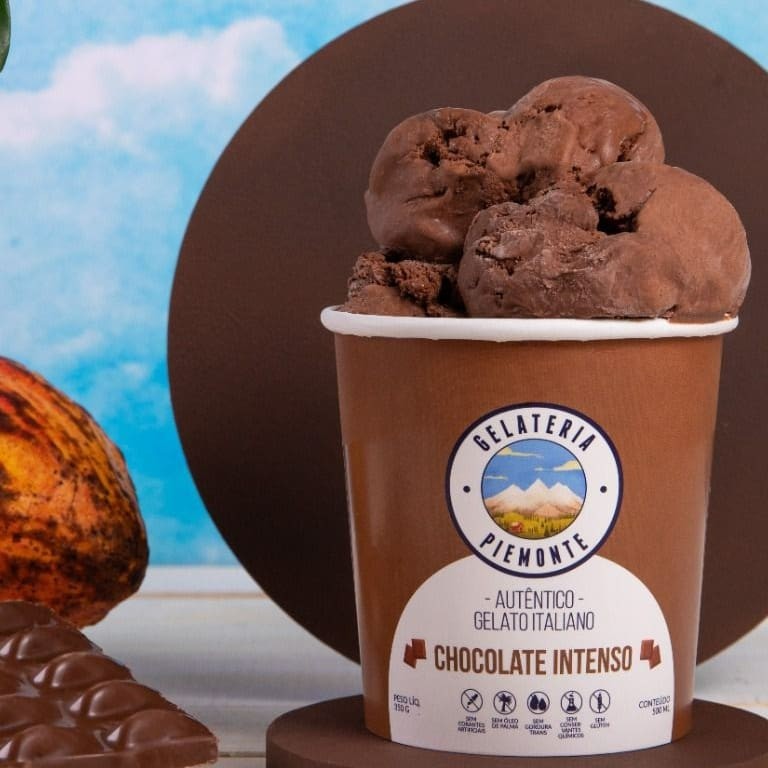 Nosso sorvete italiano de chocolate intenso é super cremoso e leve. Sem corantes, óleo de palma, conservantes e 0% gordura trans.