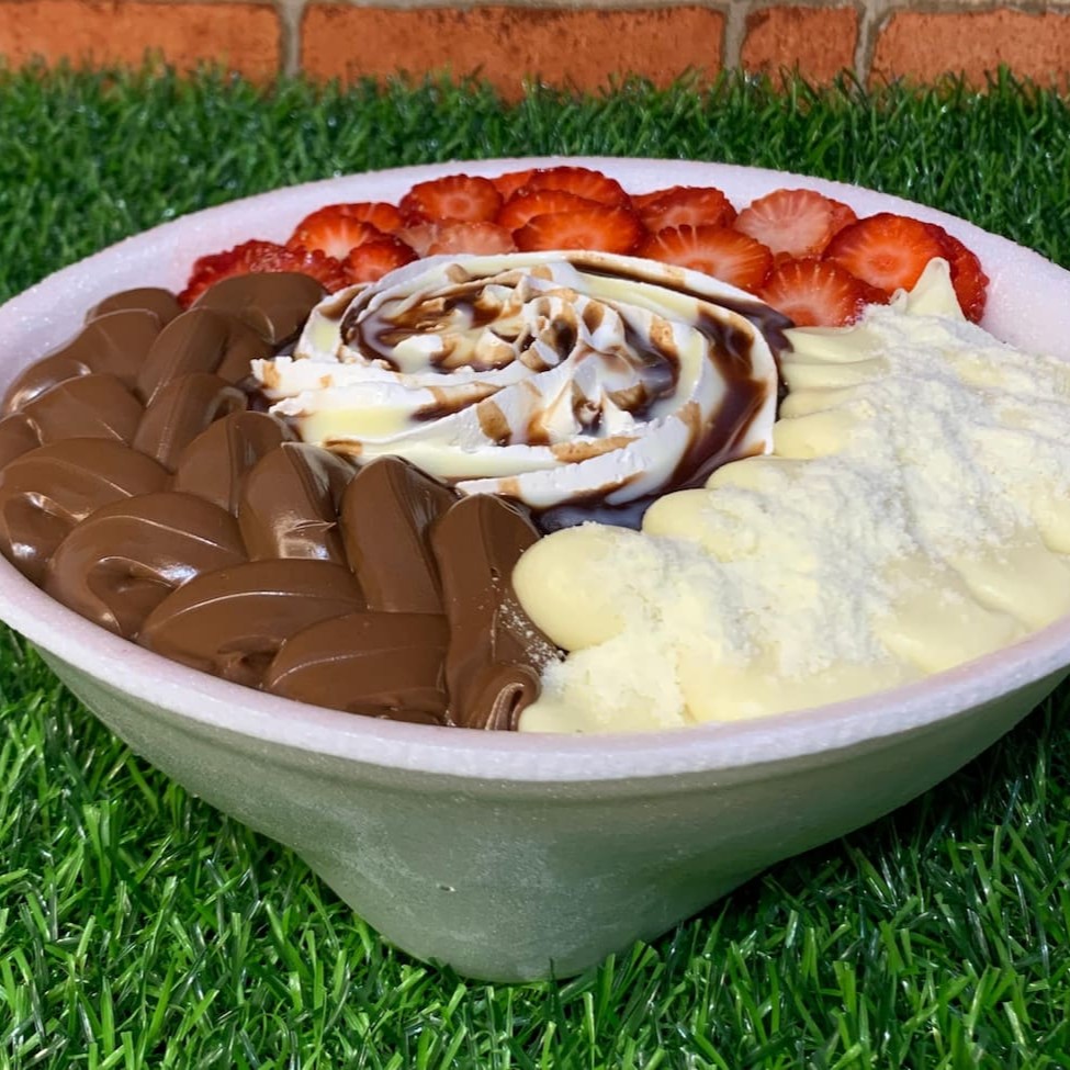 Delicioso Açai com Nutella, Creme de Ninho, Morango, Leite em pó, Leite condensado, Calda de chocolate e Chantilly.