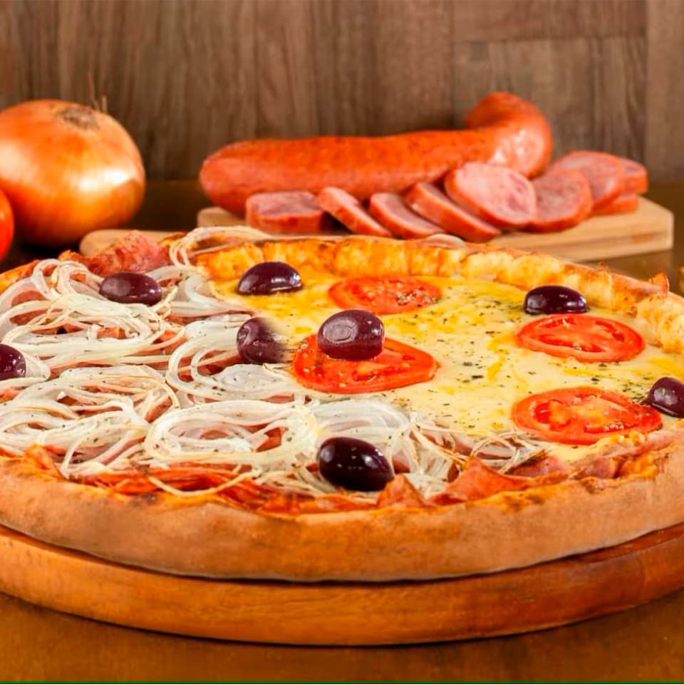 Pizza 1/2 Calabresa 1/2 Mussarela (8 fatias): metade com calabresa fatiada, cebola, orégano e mussarela derretida; a outra metade com uma generosa camada de mussarela e um toque de orégano.