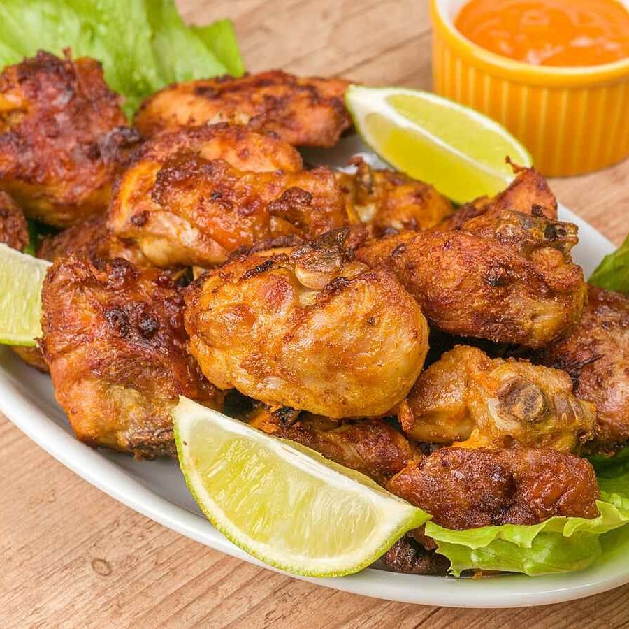Acompanha arroz branco, feijão, macarrão, farofa, fritas e salada verde.