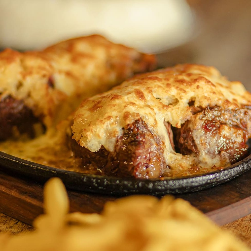 Corte de filé mignon finalizado com queijo Catupiry, queijo parmesão e queijo mussarela. Acompanha arroz branco Tio João e Batatas fritas.