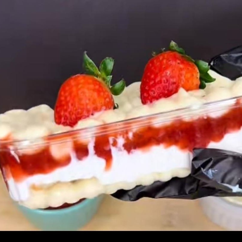 Brigadeiro branco , biscoito chantyninho geleia de morango e morango pra enfeitar