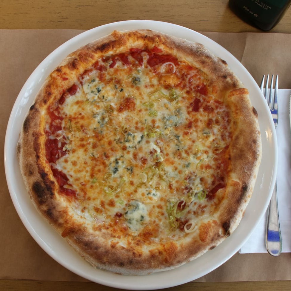 Uma combinação irresistível de Muçarela de Búfala, Parmesão, Gorgonzola e Provolone. Cada mordida é um festival de sabores intensos e texturas cremosas. Perfeita para os amantes de queijo que buscam uma experiência gourmet autêntica.   Obs.: foto ilustrativa.