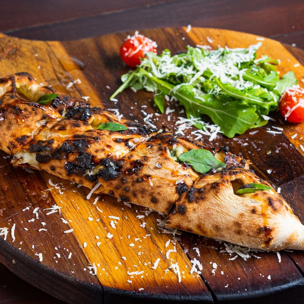 Massa em fermentação natural, gruyère, parmesão, gorgonzola, provolone, orégano fresco e mel da colónia.