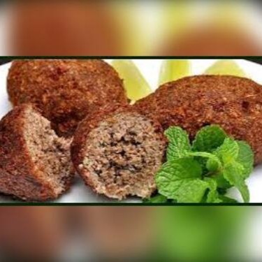 Venha se deliciar com o nosso Kibe Frito Recheado de Carne Moída, uma verdadeira obra-prima da categoria 'Salgados Fritos'. Este prato, preparado com esmero, apresenta uma crosta exterior crocante e dourada, que envolve um interior generosamente recheado com carne moída saborosa e temperada na medida certa. Cada mordida é uma explosão de sabores, que promete deixar o seu paladar pedindo por mais. Perfeito para um lanche rápido ou para complementar sua refeição, nosso Kibe Frito Recheado promete uma experiência culinária inesquecível.