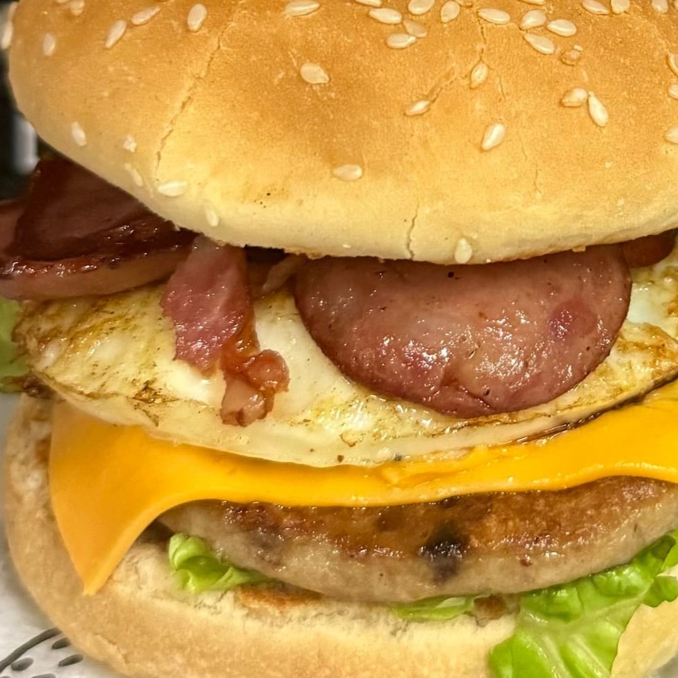 Pão, Alface, Ketchup, Maionese, Carne, Queijo Cheddar, Ovo, Calabresa e Bacon.