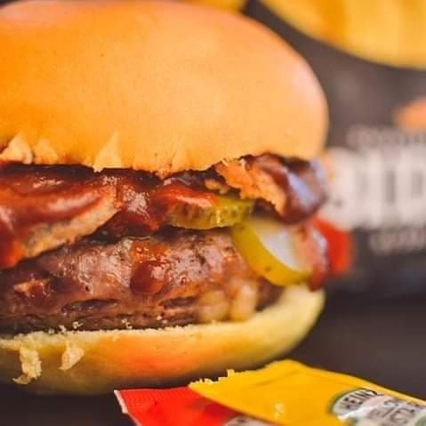 Blend de costela rechado com mussarelade 230g, tiras de bacon, picles, cebola crispy e molho bbq bidog.