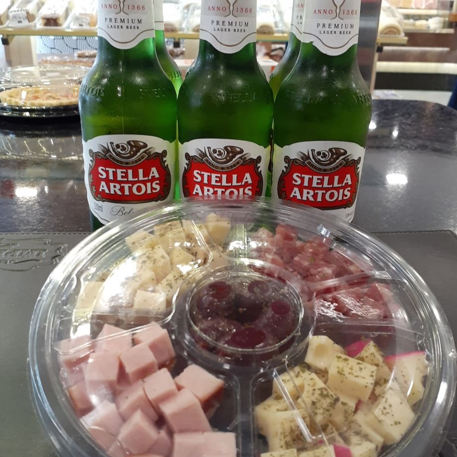 Um Mix De Frios Com Mais Ou Menos 400g Contendo : Azeitona Calabresa,Peito De Peru, Queio Bola,Queijo Provolone E Pitada De Orégano E Azeite Extra Virgem. Acompanha Seis Cervejas Long Neck A Sua Escolha