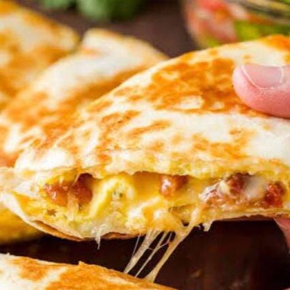 2 fatias bem servidas. Lombo suíno al pastor(com abacaxi). Todas as quesadillas levam mussarela, exceto a vegana