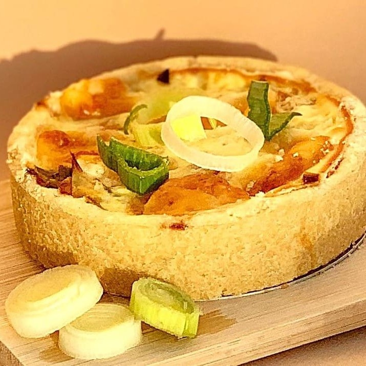 Massa leve e crocante recheada com uma combinação irresistível de alho-poró refogado, pedacinhos de bacon e muito queijo derretido.   --------- tags ---------  oferta , menor preço , preço baixo , 0,99 , 0800 , desconto , promoção , cupom , entrega rápida , frete , perto de mim , confraternização , happy hour , grátis , barato , aniversario , presente , surpresa , parabéns , vela , festa , kit festa , família , kids , Blend , burgue , lanche , sobremesa , doceria , confeitaria , gourmet , recheado , cobertura , gostoso , caseiro , vovo , vovó , combo ,  Bolos , Doces , Dia dos pais , festa junia , caldos , Bolo gelado , cheesecake , cupcake , fatia , caseirinho , piscina , piscininha , bolo de pote , bolo no pote , bento cake , vulcão , Docinhos , brigadeiro , brigadeirão , copo da felicidade , brownie , cookie , musse , mousse , afogadinho , banoffe , pudim ,  casquinha , sorvete , gelado , dimdim , açaí , picolé , sacolé , geladinho , cheese , cheddar , Açaí , Africana , Alemã , Árab