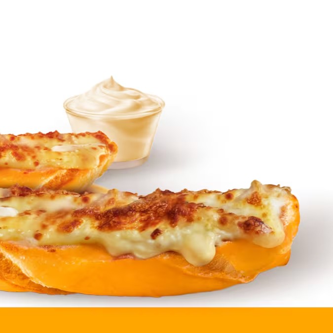 Este prato, simples mas repleto de sabor, apresenta o nosso aclamado pão de textura crocante e dourada, cuidadosamente torrado à perfeição. Sobre ele, uma camada de requeijão cremoso e generoso agrega um toque suave e irresistível. O resultado é uma combinação de texturas e sabores que proporciona uma experiência culinária verdadeiramente agradável.