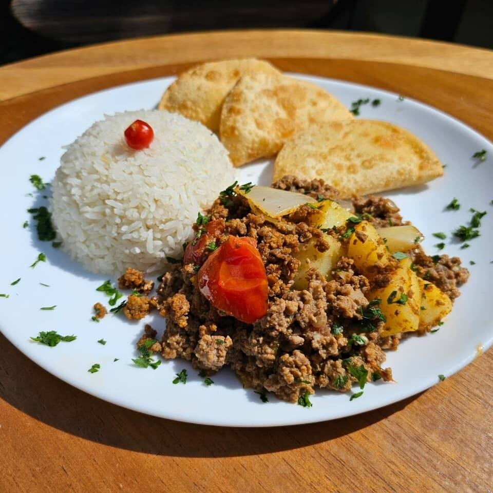 Delicioso E Saborosa Carne Moida Executiva + Coca-Cola 200ml Gratis .Acompanha , arroz , pastelzinho de queijo e feijão