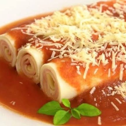Este delicioso Caneloni, parte da nossa seleta categoria de Massas, promete uma experiência gastronômica inigualável. Feito com uma massa artesanal incrivelmente leve, é generosamente recheado com queijo muçarela derretido de alta qualidade e presunto suculento, que se entrelaçam perfeitamente para criar um sabor rico e inesquecível. A coroar este prato, temos um robusto molho de tomate, cuidadosamente refogado para realçar sua doçura natural e acidez equilibrada. Uma verdadeira celebração de sabores autênticos e texturas atraentes. (A embalagem contém 5 unidades).