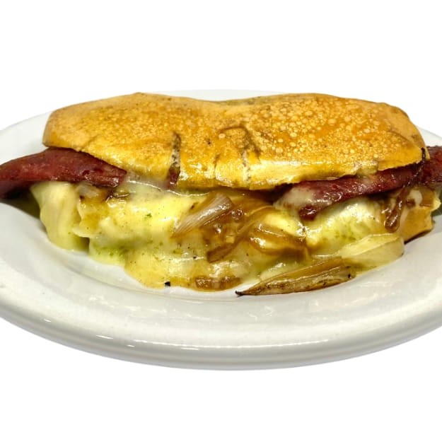 Sanduíche Artesanal de Linguiça Um clássico com toque especial! Pão artesanal levemente tostado, recheado com suculenta linguiça grelhada, coberta com queijo muçarela derretido, cebolas caramelizadas ao molho shoyu e nosso exclusivo molho verde da casa. Uma explosão de sabor a cada mordida!