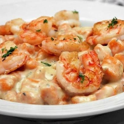 Delicioso Gnocchi (Nhoque) ao Molho Branco com Camarão. Apresentando uma generosa porção de 400g (200g de massa + 200g de Molho), uma deliciosa combinação de um molho branco cremoso e com suculentos camarões selecionados à mão.  ---------------------------Tags---------------------------  #massa #espaguete #comida #brasileira #italiana #point #farfalle #fettuccine #talharim #fusilli #sucos #polpa #refrigerantes #penne #cupom #marmita #pasta #nhoque #gnhocchi #capeletti #ravioli #massas frescas # #delivery #promoção #desconto #cupom #bebida #coca #spaghetti #janta #barato #gratis #frete #delicia