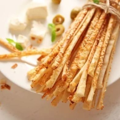 Palitinhos de queijo crocantes e saborosos, com o toque perfeito de queijo em cada mordida. Uma combinação irresistível de textura leve e sabor marcante, um petisco para qualquer hora.