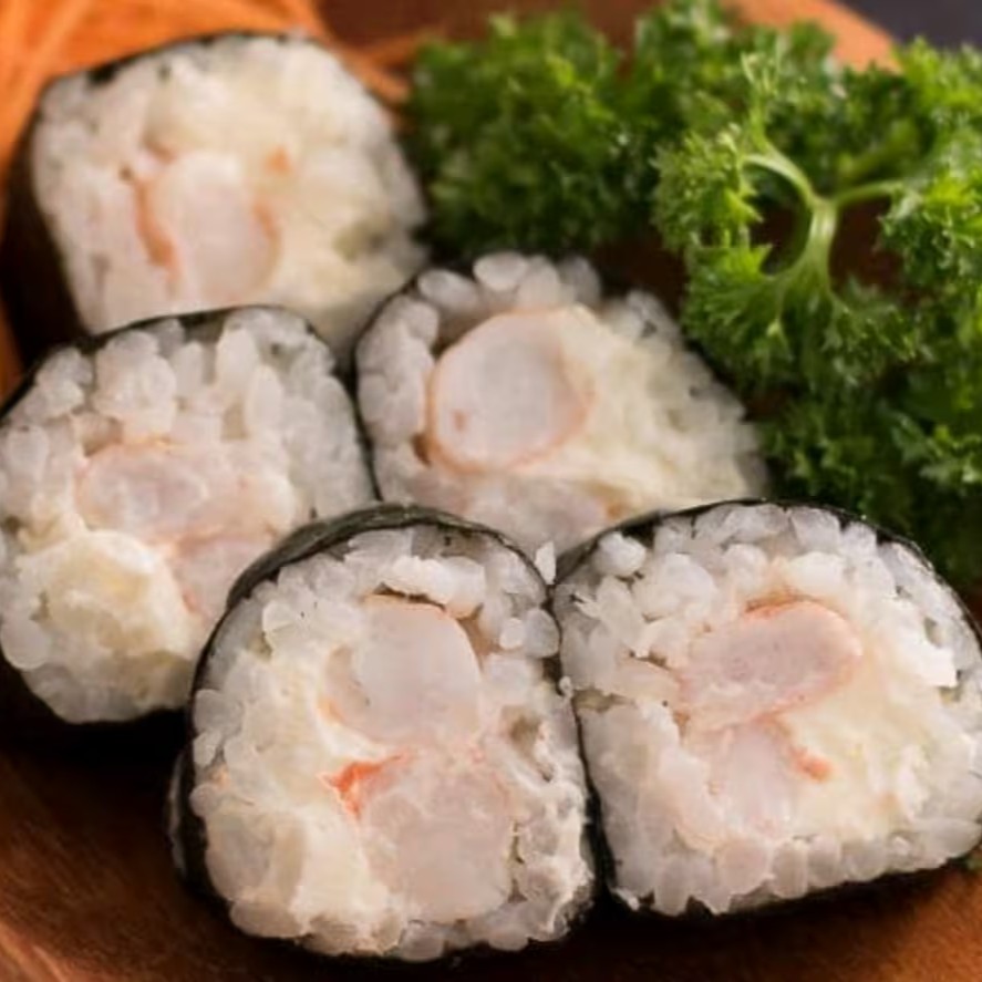 6pçs. Camarão, arroz, cream cheese e alga.

Seis peças deliciosas de makimono recheadas com camarão fresco, cream cheese cremoso, arroz e envoltas em alga nori. Essa combinação traz a crocância e suculência do camarão aliadas à suavidade e cremosidade do queijo, resultando em um prato cheio de sabor e textura, ideal para quem gosta de inovação sem perder a tradição.