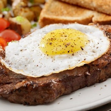 Acompanha um arroz soltinho,feijão com caldo,e aquele bife de alcatra macio e suculento com ovo frito na manteiga +farofa do chefe E ai ja pediu o seu l
