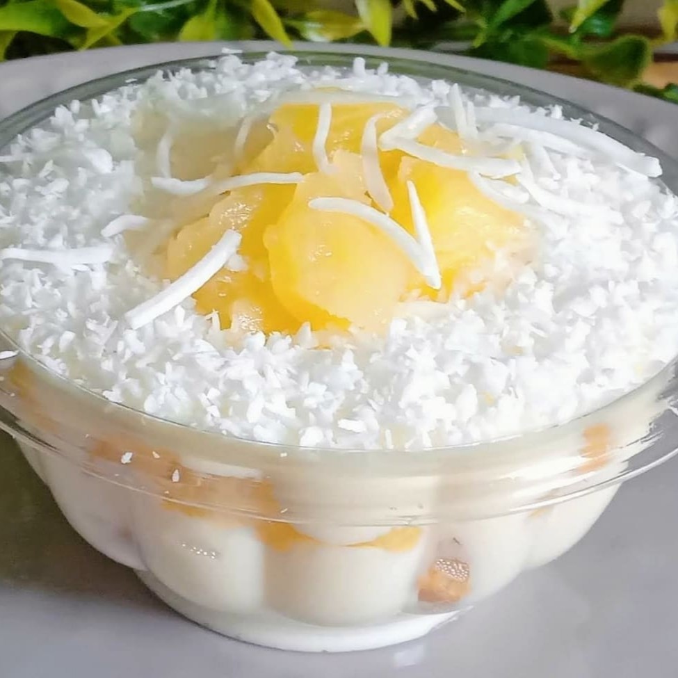 Creme branco, com abacaxi natural picado biscoito champanhe, coberto com coco ralado.