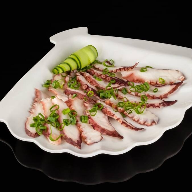 15 laminas de polvo, marinado em molho especial.

Quinze lâminas finíssimas de polvo fresco e macio, marinadas em um molho especial cuidadosamente elaborado para realçar o sabor natural do polvo, com um toque equilibrado de acidez e temperos que deixam o prato leve e sofisticado. Ideal para quem aprecia pratos refinados e quer começar a refeição com um toque de elegância.