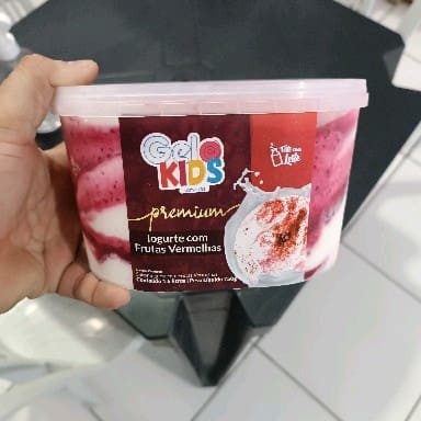 Sandae de frutas vermelhas