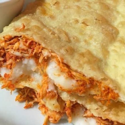 Delicioso pastél recheado com suculento frango desfiado e cremoso Catupiry. Uma explosão de sabores em cada mordida!