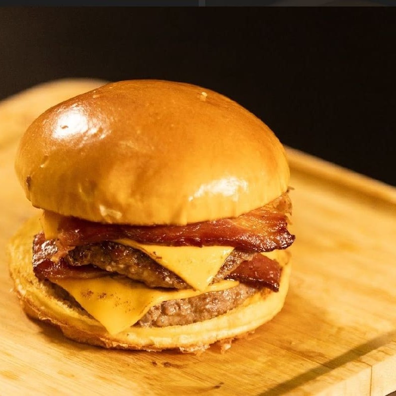 Pao de brioche, 2 bland cada de 100 gr, queijo cheddar e muito bacon