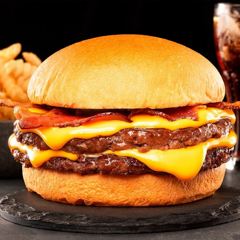 Pão, 2 Blend de 100g Prensado na chapa com aquela crostinha , Bacon em tiras defumado e o nosso cheddar cremoso artesanal.