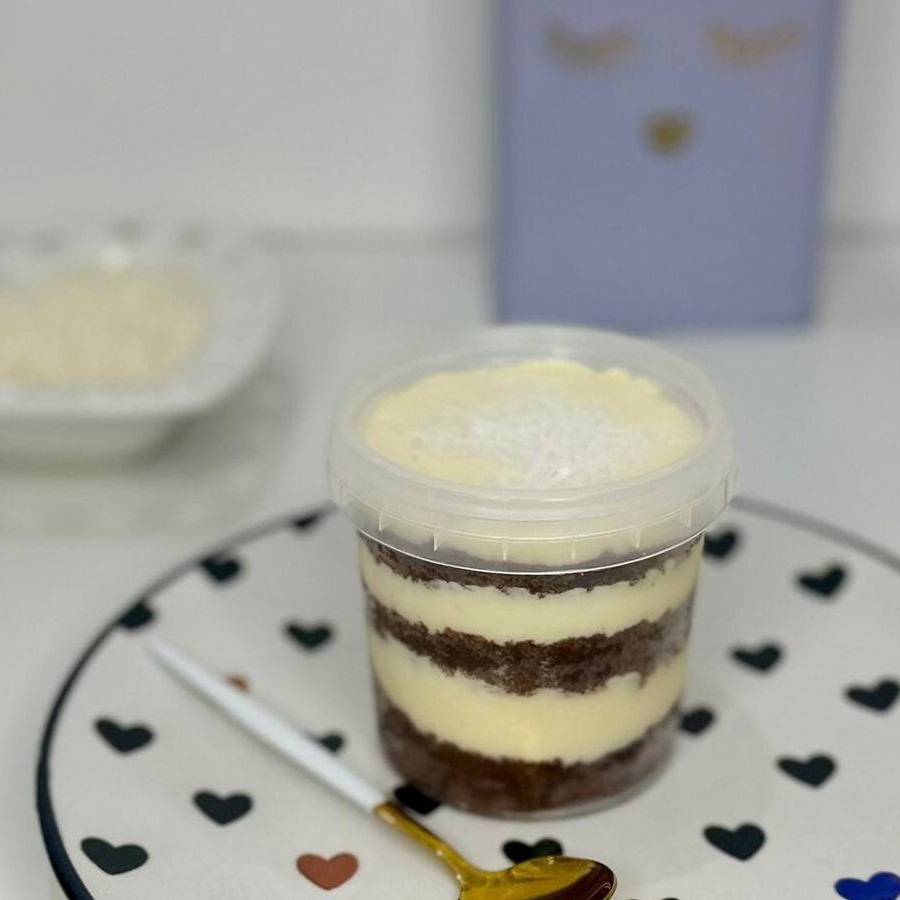 Bolo de pote com massa fofinha de chocolate e recheio cremoso de coco. Uma combinação clássica e irresistível, que une o sabor intenso do chocolate com a leveza do coco!