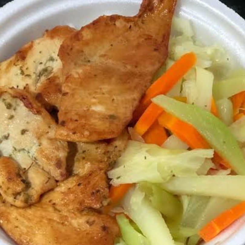 Arroz, feijão, macarrão, farofa filé de frango grelhado