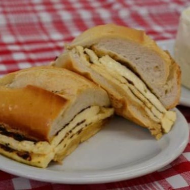 O queijo quente com queijo prato é uma verdadeira indulgência para os amantes de queijo. Preparado com fatias generosas de queijo prato, que derretem na medida certa, criando uma textura cremosa e saborosa, esse lanche é um abraço acolhedor para o paladar