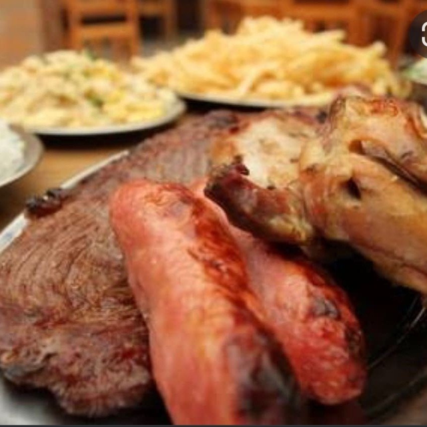 Acompanha meia porção de churrasco misto , arroz branco, batata frita, molho a campanha e farofa.