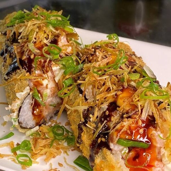 01 unidade. Salmão, cream cheese, cebolinha e farinha panko. Um dos nossos campeões de pedidos.