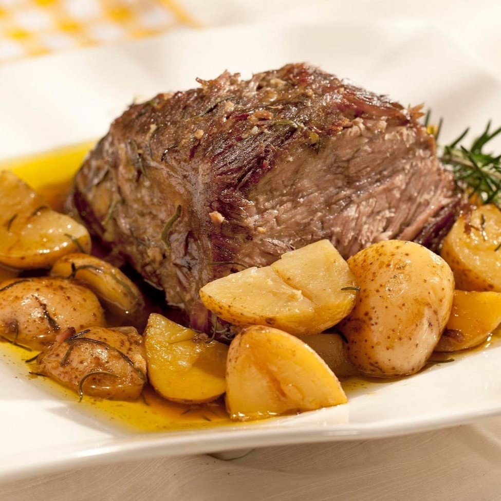 Acompanhado de arroz branco ,batata corada e farofa