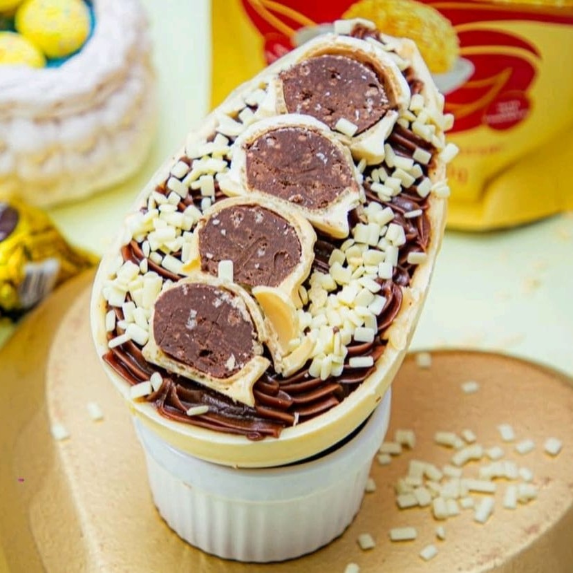 Casca de chocolate branco brigadeiro cremoso e bombom de oro branco