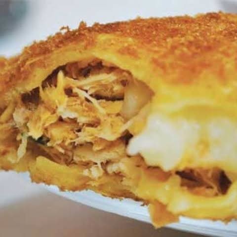 Descubra a deliciosa experiência de saborear o nosso ' Pastel de Frango Catupiry', uma iguaria da categoria 'Pastéis Do Peteruxo'. Este pastel é uma sinfonia de sabores, com um recheio super cremoso de frango suculento, desfiado meticulosamente e mesclado com o autêntico Catupiry Original. Aprecie também a harmonia do milho e palmito pupunha picados, que complementam a textura irresistível. A uva passa adiciona um toque de doçura surpreendente, enquanto o alho frito concede um crocante saboroso. Uma verdadeira explosão de prazeres em cada mordida!
