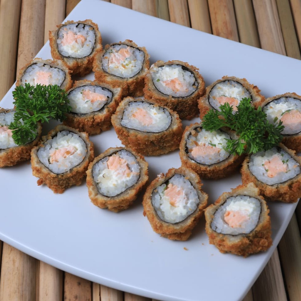 Promoção com 15 unidades do nosso delicioso hot salmão filadelfia!  Enrolado empanado em massa especial com salmão , cream cheese e cebolinha    (obs: Hot com cebolinha - Prato não pode ser alterado)  (Acompanha 1 molho shoyu)