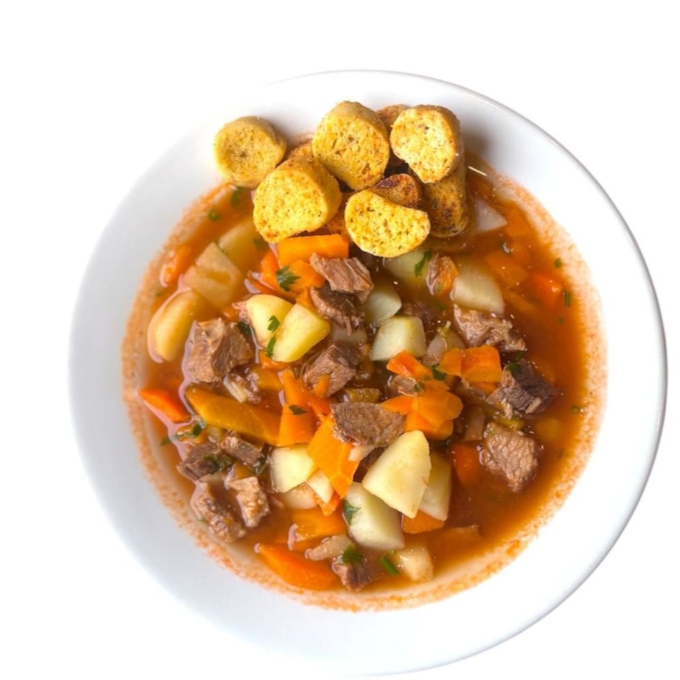 Delicioso caldo de carne com legumes feito fresquinho na hora que você pedir.