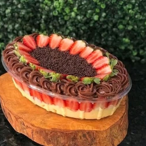 Feito com camadas de Brigadeiro de Ninho, Morangos, Ganache de Chocolate Meio Amargo finalizado com brigadeiro cremoso, Morangos e Granule